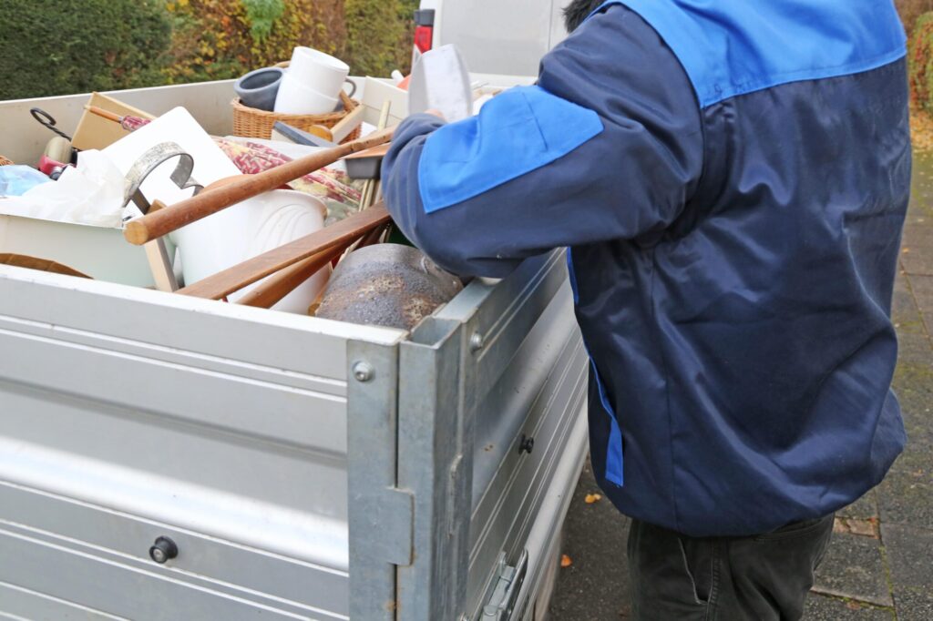 Fachgerechte Verladung von Hausrat in einen Anhänger während einer Wohnungsauflösung in Herzogenrath-Straß.